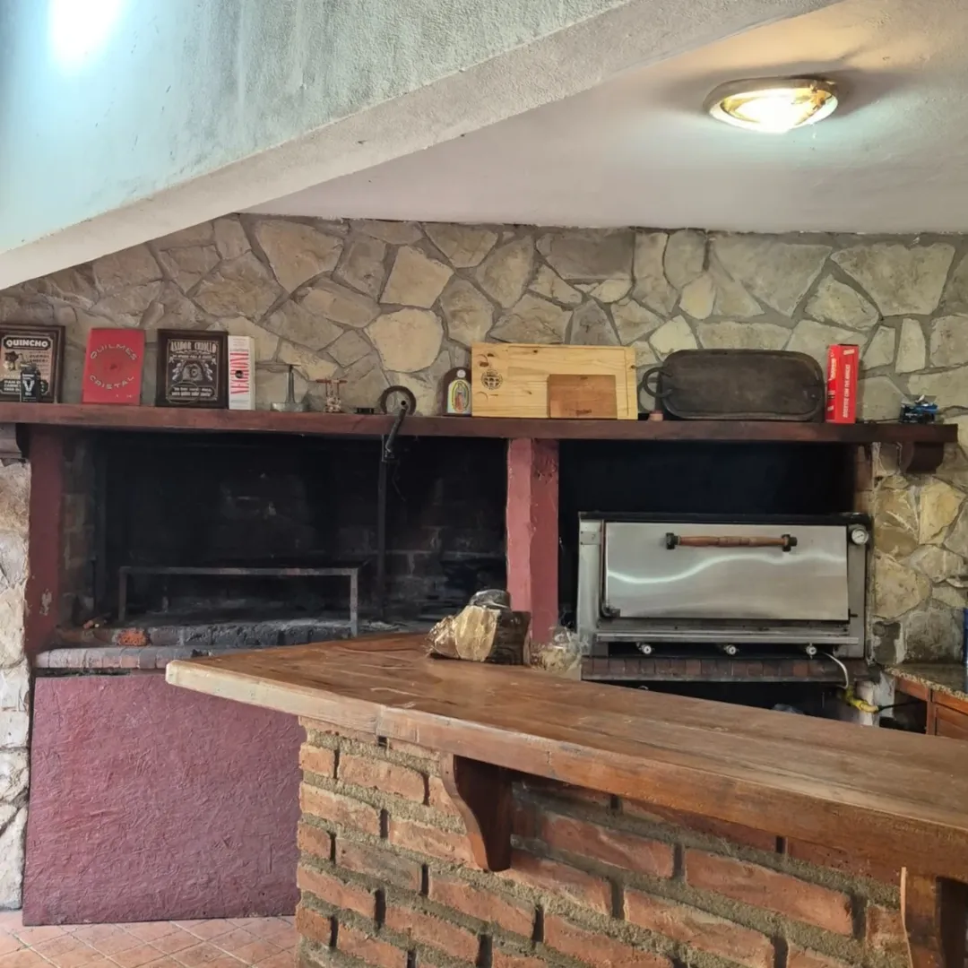 Parrilla y horno pizzero de la cocina del salón